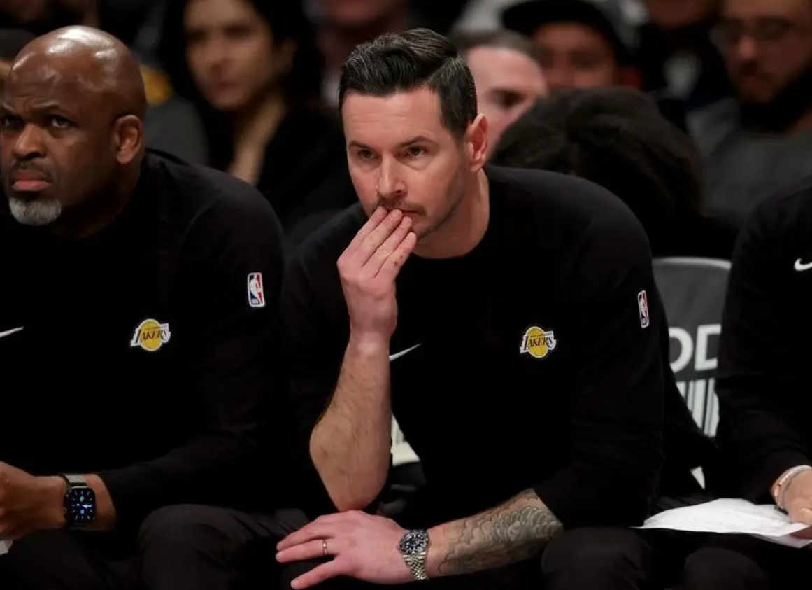 世界杯手机观看-湖人3人末节摧毁比赛！雷迪克胡乱用人暂停，八村垒东契奇灾难性