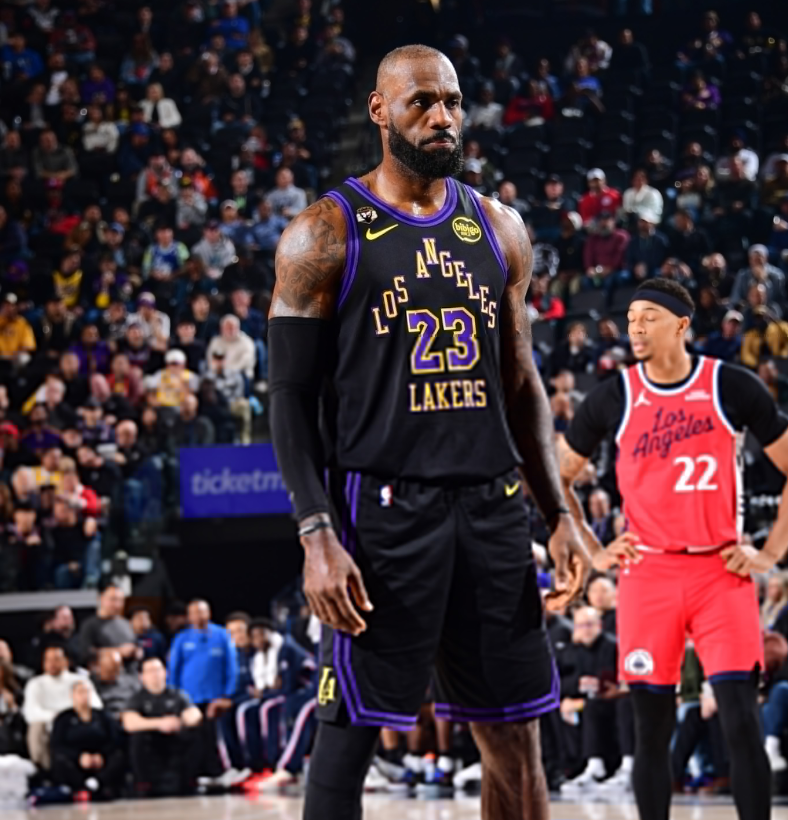 世界杯高清直播平台-轰23+6+5再刷历史首人纪录！詹皇末节引两波攻防浪潮 41岁不服老