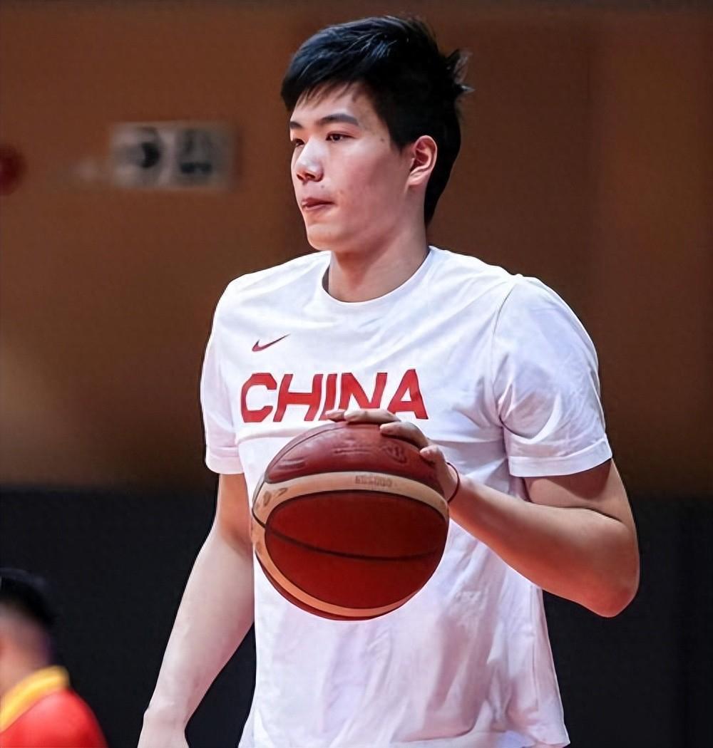世界杯官网入口-比张镇麟还差！中国男篮逆转夜最失意之人：失误被换下仅出场30秒