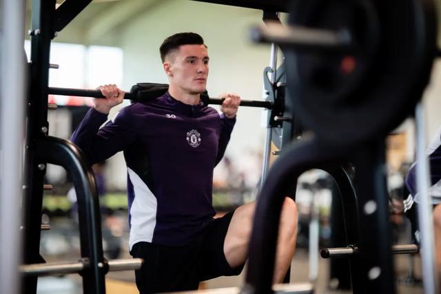 世界杯官方app下载-7400万水货？曼联锋霸靠NFL特训踢疯了，名宿排队公开道歉！