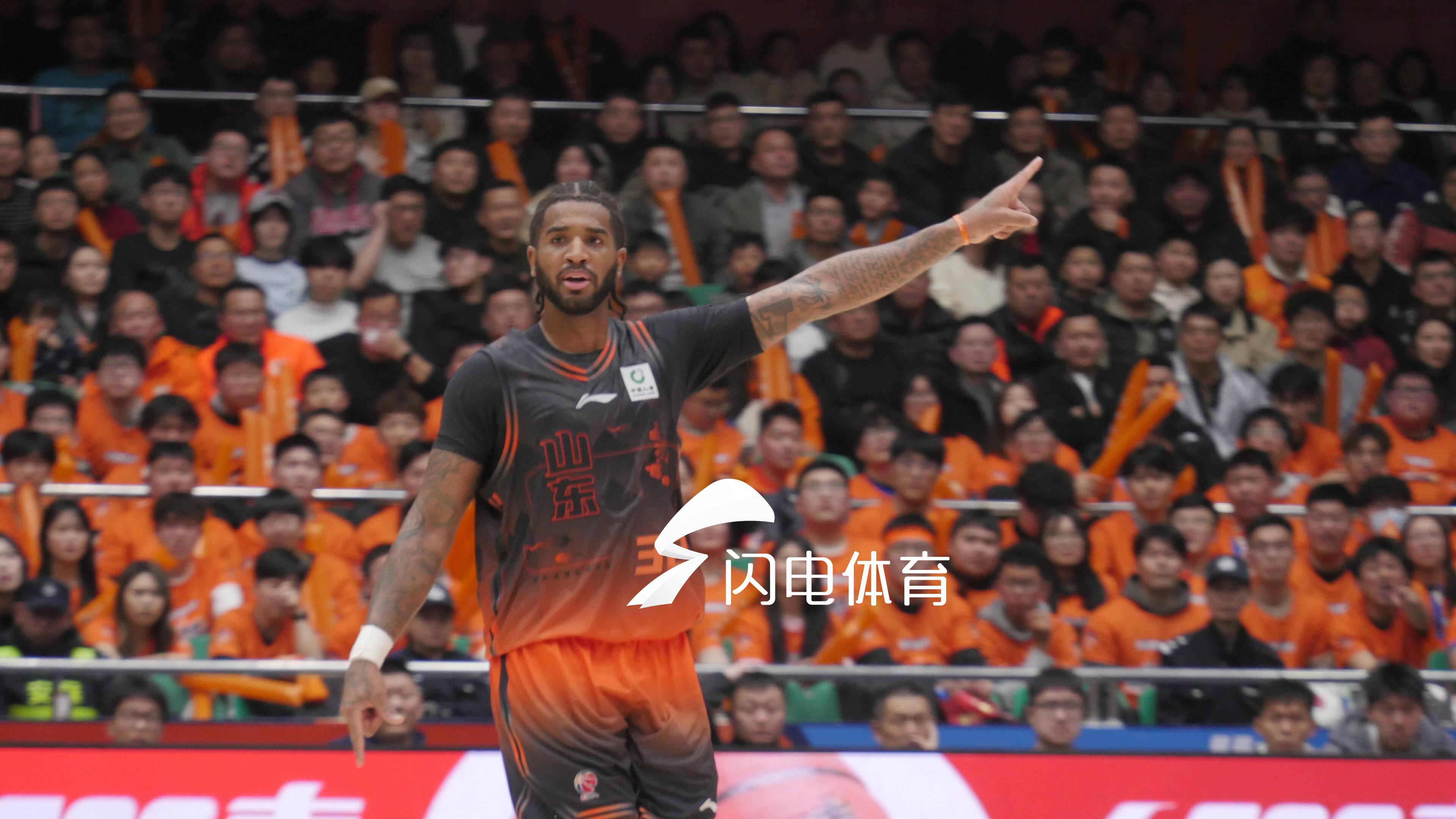 世界杯手机观看-CBA最新积分榜：上海登顶辽粤恩怨再续 山东高速稳坐前四